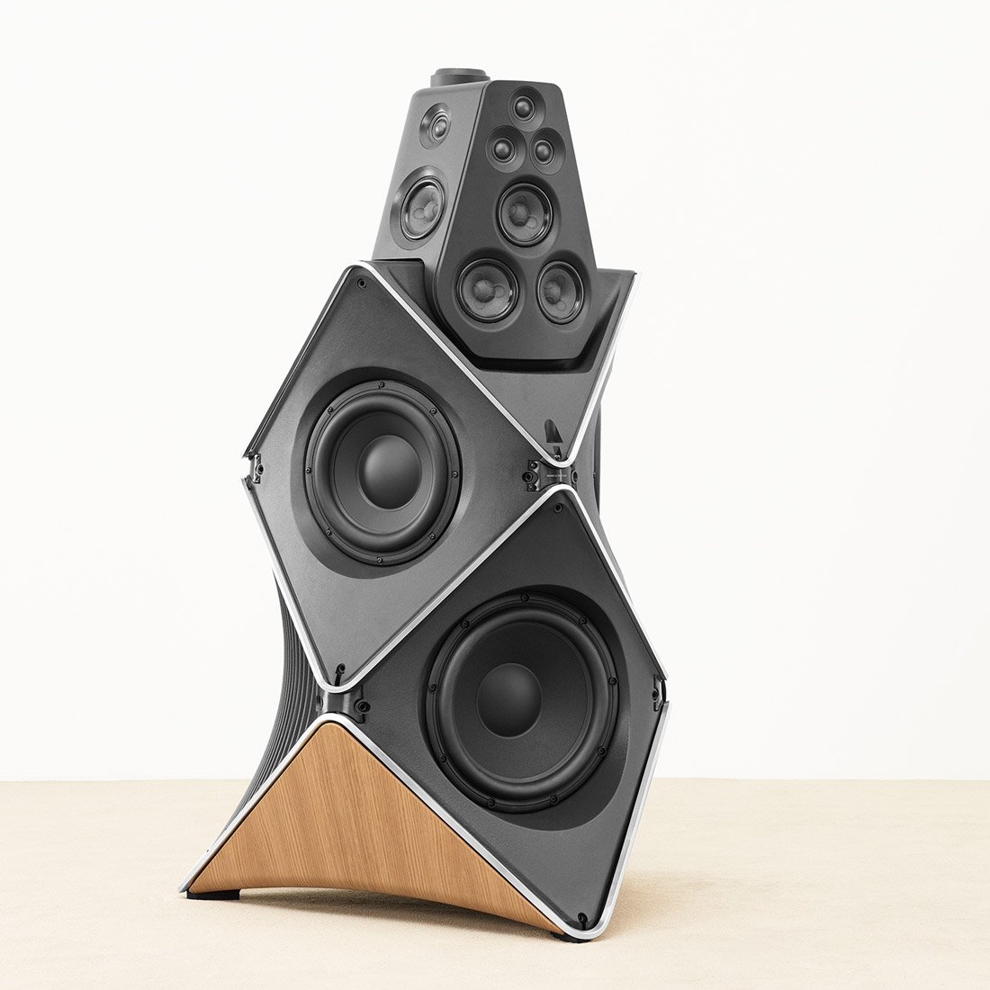 bang_olufsen_beoLab_90_04.jpg